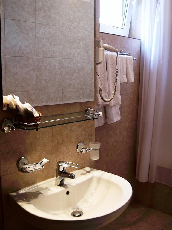 Hotel Piccolo Mondo Bukarest Zimmer foto
