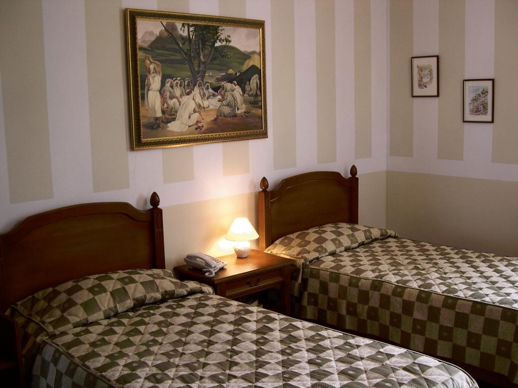 Hotel Piccolo Mondo Bukarest Zimmer foto